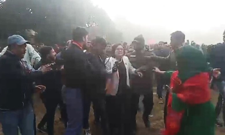 জনক্ষোভে পালালেন ইউএনও